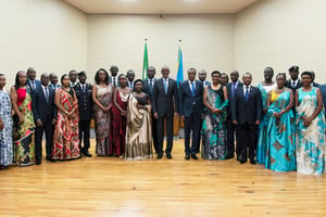 Le président Paul Kagame entouré de sa nouvelle équipe, à l’issue du remaniement du 18 octobre 2018 © URUGWIRO