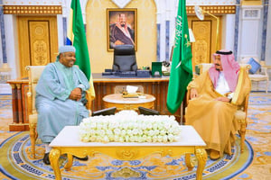 La dernière apparition publique d’Ali Bongo Ondimba (ici avec le roi Salman, à Riyad, le 24 octobre). © DR