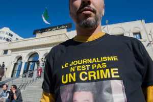 Devant le tribunal d’Alger où s’est tenu l’audience du procès des journalistes Abdou Semmar et Merouane Boudiab, le 8 novembre 2018. © Louiza Ammi