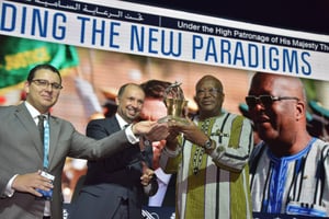Brahim Fassi Fihri (à gauche) remet le prix MEDays 2018 au président burkinabè Roch Marc Christian Kaboré, le 9 novembre 2018. © MEDays
