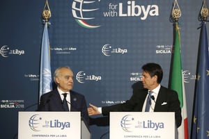 L’envoyé spécial pour l’ONU en Libye Ghassan Salamé (à g.) et le président du Conseil italien Giuseppe Conte, mardi 13 novembre 2018 à Palerme. © Antonio Calanni/AP/SIPA