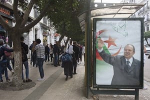 Une affiche de Bouteflika sur un arrêt de bus, place la grande poste Alger,  Alger le 13 novembre 2018 © Louiza AMMI pour ja