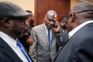 Martin Fayulu au téléphone après sa nomination comme candidat commun des ténors de l’opposition. © FABRICE COFFRINI/AFP
