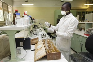 Un homme travaillant dans un laboratoire de l’institut international d’agriculture tropicale à Ibadan, au Nigeria. © Sunday Alamba/AP/SIPA