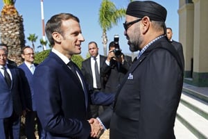 Emmanuel Macron accueilli par Mohammed VI à sa descente d’avion, à l’aéroport de Tanger, le 15 novembre. © Christophe Archambault/AP/SIPA