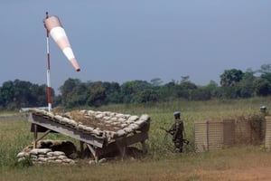 Un soldat de la Minusca surveille l’aéroport international de Bangui M’Poko avant l’arrivée du pape François en Centrafrique, le 29 novembre 2015. © Andrew Medichini/AP/SIPA