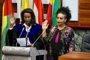 Birtukan Mideksa (à droite) prête serment  à côte de Meaza Ashenafi, présidente de la Cour suprême, jeudi 22 novembre 2018. © Facebook/Office of the Prime Minister-Ethiopia