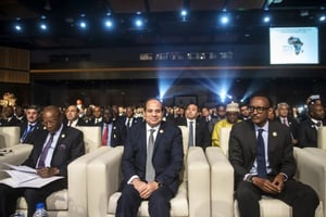 Le président égyptien entre Paul Kagame (à dr.) et Alpha Condé, à Charm el-Cheikh, en décembre 2017. © KHALED DESOUKI/AFP