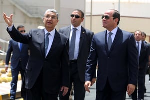 Mohammed Chaker, ministre égyptien de l’Électricité, avec al-Sissi. © REUTERS
