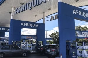Morocco Boycott © Cars refuel at Afriquia station in Rabat, Morocco, Wednesday, June 6, 2018. An anonymous Facebook page last month launched a call to boycott Afriquia gas and oil distribution company, belonging to the richest man in Morocco, Aziz Akhennouch; popular mineral water Sidi Ali, owned by chairwoman of the largest body of enterprises in Morocco Meriem Bensaleh; and French-owned dairy company Centrale Danone. (AP Photo/Mosa’ab Elshamy)/REB110/18157584370599/1806081604