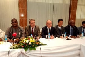 Signature des conventions entre SMB-Winning et les autorités guinéennes, le 26 novembre 2018. © DR