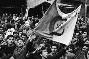 A Alger, des algériens se mobilisent durant la guerre d’Algérie en 1961. © Dominique BERRETTY/Gamma-Rapho via Getty Images)
