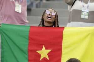 Une supportrice de l’équipe nationale camerounaise, en juin 2017 à Sotchi. © Thanassis Stavrakis/AP/SIPA