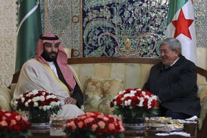 Le prince héritier saoudien Mohamed Ben Salman, accueilli par le Premier ministre algérien Ahmed Ouyahia, le dimanche 2 décembre 2018. © Anis Belghoul/AP/SIPA