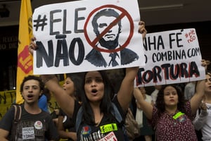 Des étudiants brésiliens opposés à Jair Bolsonaro, le nouveau président du pays (photo d’illustration). © Silvia Izquierdo/AP/SIPA