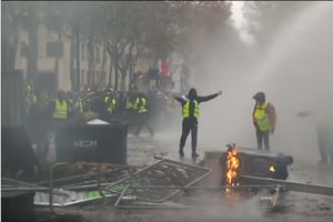 Débordements en marge d’un rassemblement des « gilets jaunes », samedi 1er décembre à Paris. © YouTube/France24