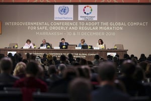 Le secrétaire général de l’ONU, Antonio Guterres (2e g.), et le ministre marocain des Affaires étrangères, Nasser Bourita (3e g.), lors de l’ouverture de la conférence onusienne de Marrakech sur les migrations, lundi 10 décembre 2018. © Mosa’ab Elshamy/AP/SIPA