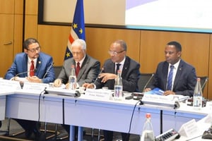 Le premier ministre cap-verdien Ulisses Correia e Silva (au centre, à droite) le 12 décembre à Paris. © DR