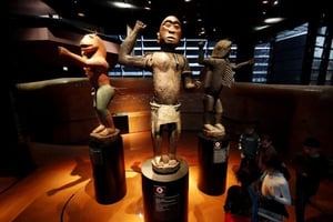 Statues royales volées en 1892 lors du sac d’Abomey, capitale de l’ex-Dahomey (Bénin), exposées au Musée du quai Branly, à Paris. © Philippe Wojazer/REUTERS