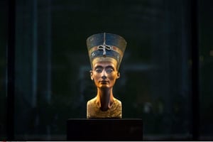 Vieux de plus de trois mille ans,le célèbre « buste de Néfertiti », exposé au Neues Museum de Berlin, est réclamé par l’Égypte depuis 1925. © Markus Schreiber/AP/SIPA