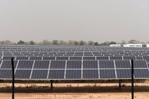 Le potentiel photovoltaïque africain est considérable : par endroits, l’ensoleillement est tel qu’un même panneau photovoltaïque y produirait deux fois plus d’électricité qu’en Europe centrale. © Xaume Olleros/Bloomberg via Getty Images