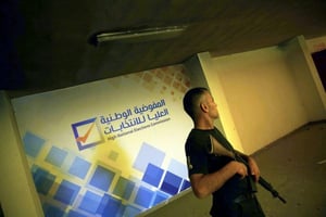 A police officer standing inside the building of high national elections commission in Tripoli after a suicide bombing, Wednesday, May 2, 2018.(AP Photo/Mohamed Ben Khalifa)/CAI107/18122617652301/1805021916 © MOHAMED BEN KHALIFA/AP/SIPA
