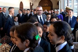 Le roi Mohammed VI au milieu de collégiens, le 17 septembre, au palais royal de Rabat, lors de la présentation du bilan d’étape de la réforme de l’éducation. © MAP