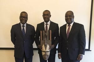 De g. à d., Pierre Atepa Goudiaby, ex-président de la BRVM, son successeur Parfait Kouassi et le directeur général, Edoh Kossi Amenounve. © BRVM