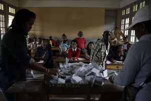 Dépouillement dans un bureau de vote à Antananarivo, le 19  décembre 2018. © Themba Hadebe/AP/SIPA