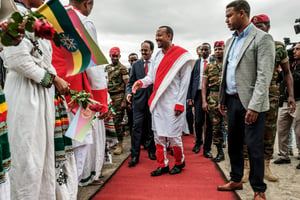 Au centre (écharpe rouge), accueillant le président somalien, Mohamed Abdullahi Mohamed (à sa droite), le 9 novembre, à Gondar. © EDUARDO SOTERAS/AFP