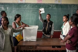 Les opérations de dépouillement dans un bureau de vote d’Antananarivo le 19 décembre 2018 ©RIJASOLO, AFP