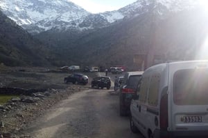 Les enquêteurs près du lieu où ont été retrouvés les corps des deux touristes scandinaves, près d’Imlil, dans le massif du mont Toubkal. © AP/SIPA