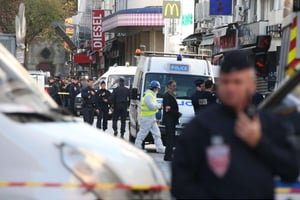 Des officiers de la police spéciale française ont clôturé l’appartement à Saint-Denis, dans la banlieue de Paris, le 18 novembre 2015, au moment des coups de feu et d’une exposition. © Tsuyoshi Matsumoto/AP/SIPA
