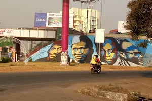 Une vue du graffiti polémique et de l’échangeur de Moussoudougou ou Pont du 8 novembre. © Diawo Barry pour Jeune Afrique