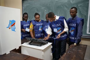 Les responsables des élections congolaises préparent la machine à voter avant que le vote ne commence le dimanche 30 décembre 2018 à Kinshasa. © Jerome Delay/AP/SIPA