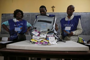 Des agents de la Ceni dans un bureau de vote à Kinshasa, le 30 décembre 2018. © Reuters