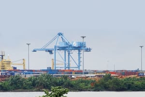 Vue du port industriel de Douala © Renaud VAN DER MEEREN pour Les Editons du Jaguar