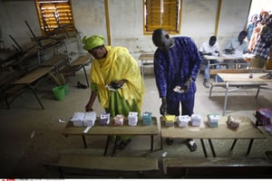 Les électeurs recueillent les bulletins de vote représentant les 14 candidats à la présidentielle de 2012. © Gabriela Barnuevo/AP/SIPA