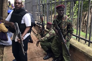 Des membres des forces de sécurité à proximité des lieux de l’attaque qui a frappé Nairobi, le 15 janvier 2019. © Ben Curtis/AP/SIPA