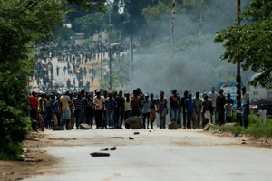 Des manifestants zimbabwéens en colère bloquent une route à Harare, le 14 janvier 2018. © Jekesai NJIKIZANA/AFP