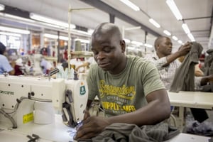 Des ouvriers dans une usine textile près de Cape Town en 2016. © Sydelle Willow Smith for TAR