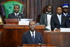 Guillaume Soro (fauteuil vert) écoute le chef de l’État s’exprimer devant les députés, à Abidjan, le 10 janvier 2017. © ISSOUF SANOGO/AFP