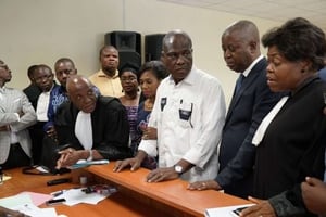 Accompagné de son épouse et de ses avocats, Martin Fayulu dépose son recours devant la Cour constitutionnelle, le 12 janvier 2019. © Jerome Delay/AP/SIPA