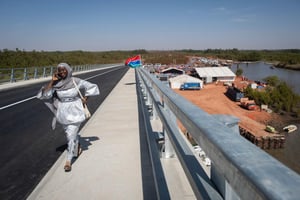 Le pont de Farafenni, en Gambie, va faciliter les transports entre le Sénégal et la Gambie et participer au désenclavement de la Casamance. © Sylvain Cherkaoui pour JA