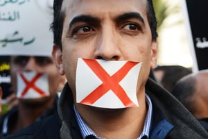 Les gens se rassemblent pour protester contre l’interdiction de chant du chanteur Rachid Gholam (C) lors de la Journée internationale des droits de l’homme devant le bâtiment du parlement à Rabat, au Maroc, le 10 décembre 2015. © Mustapha Houbais/Anadolu Agency/AFP