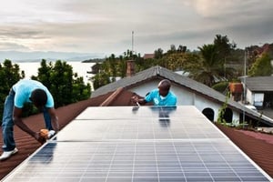 Installation de panneaux solaires, au bord du lac Kivu, en RDC. © BBOXX