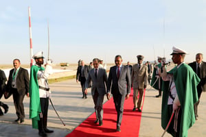 Le chef du gouvernement marocain, Saadeddine El Othmani (à g.), accueilli par son homologue mauritanien Mohamed Salem Ould Béchir, le 6 décembre 2018, à Nouakchott. © AMI