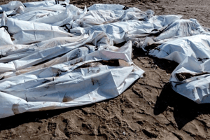 Les corps des victimes d’un naufrage de deux embarcations de migrants, le 30 janvier 2019 sur une plage d’Obock, à Djibouti. © Stringer/AFP