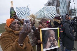 Des partisans de Laurent Gbagbo, devant la CPI, à La Haye, le 15 janvier 2019. © Peter Dejong/AP/SIPA