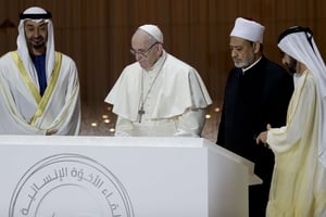 Le pape François (2e à g.) aux côtés du grand imam d’Al-Azhar (2e à d.) et du prince héritier d’Abou Dhabi, cheikh Mohammed ben Zayed (à g.). © Andrew Medichini/AP/SIPA